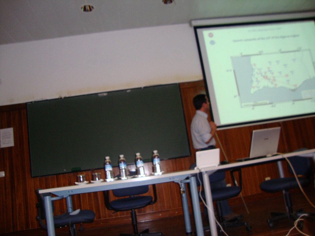 João Pedro Rocha (CGE researcher) presenting his work: Imaging 3D
seismic velocity along the seismogenic zone of Algarve region (southern
Portugal)